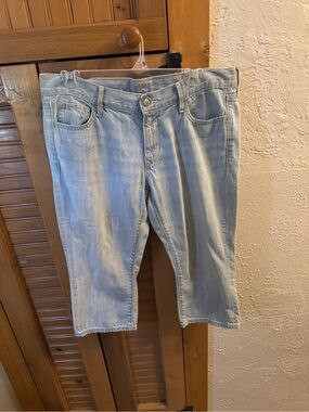 Women’s Old Navy Light Wash Denim Capris